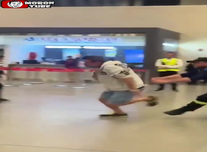 Video :At the airport, a Hungarian traveler slits his own throat
